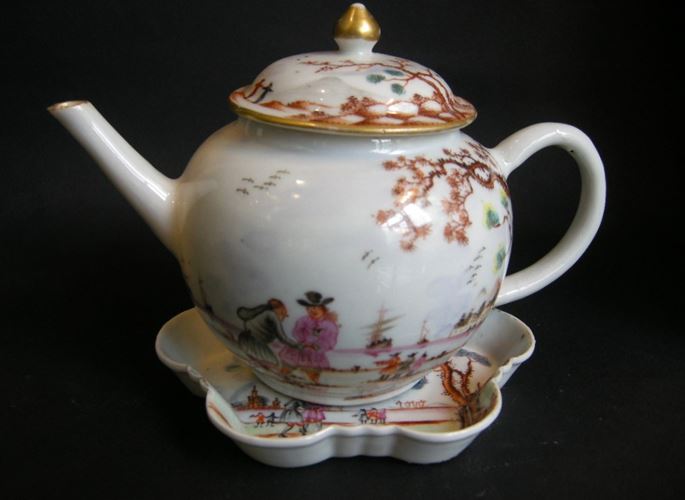 Porcelain teapot and Pattipan &quot;Famille rose&quot; with European decoration Meissen style - Qianlong period | MasterArt